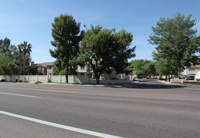 Vistas Apartments in Phoenix, AZ - Building Photo - Building Photo