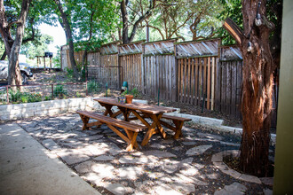 3607 Clawson Rd, Unit A in Austin, TX - Foto de edificio - Building Photo