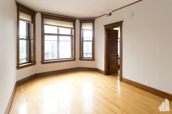 2523 N California Ave, Unit 2 in Chicago, IL - Building Photo - Building Photo