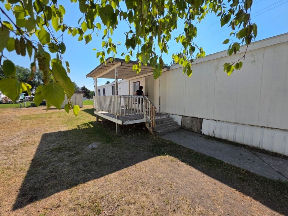 310 W 3rd S in Sugar City, ID - Building Photo