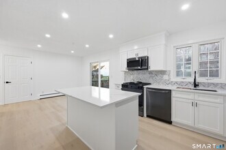 70 Victoria Ct in Hamden, CT - Foto de edificio - Building Photo