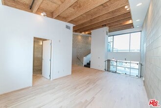 717 Highland Ave in Los Angeles, CA - Foto de edificio - Building Photo