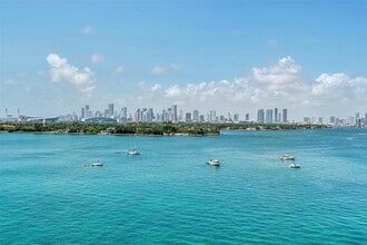 1100 West Ave in Miami Beach, FL - Foto de edificio - Building Photo