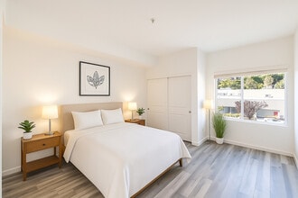 3400 Cahuenga Blvd Los Angeles, CA 90068 in Los Angeles, CA - Building Photo - Building Photo