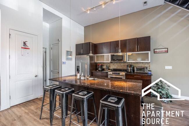 1002 W Lake St in Chicago, IL - Building Photo - Building Photo