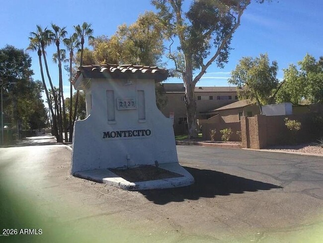 property at 2694 E Oakleaf Dr