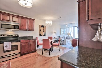 200 E Delaware Pl in Chicago, IL - Building Photo - Building Photo