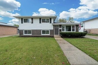 14743 Long Ave, Unit 1 in Oak Forest, IL - Foto de edificio - Building Photo