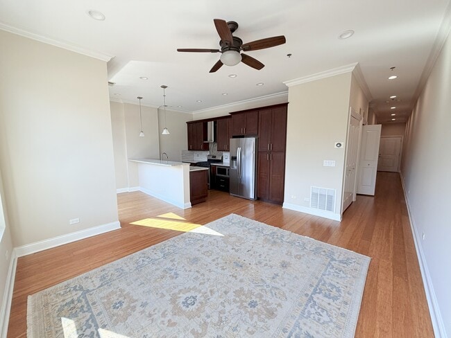 1002 W Van Buren St, Unit J-05 in Chicago, IL - Building Photo - Building Photo