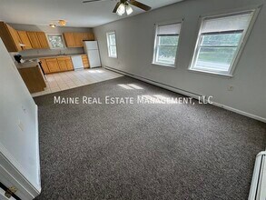 1833 Hammond St in Hermon, ME - Foto de edificio - Building Photo