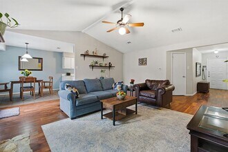 2824 Wilcrest Dr in Austin, TX - Building Photo - Building Photo