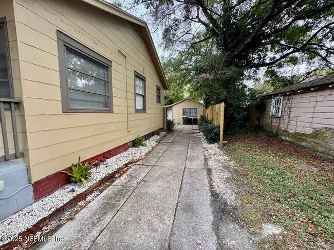 1631 Thacker Ave in Jacksonville, FL - Foto de edificio - Building Photo