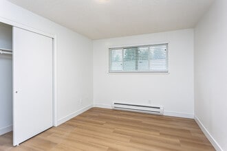 Timberwood Court in Tacoma, WA - Foto de edificio - Interior Photo