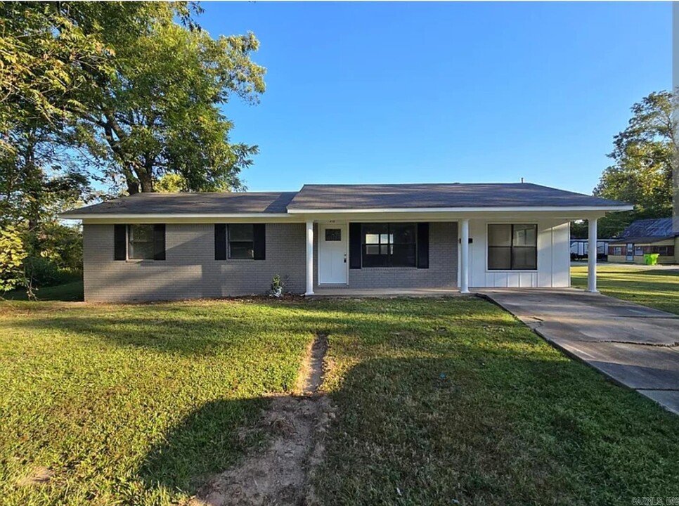 216 E 9th St in Lonoke, AR - Building Photo