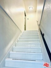 2401 Beachwood Dr in Los Angeles, CA - Foto de edificio - Building Photo