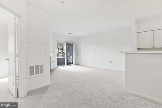 2204 Westcourt Ln, Unit 105 in Herndon, VA - Building Photo - Building Photo