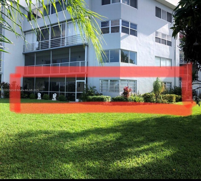 877 NE 195th St in North Miami Beach, FL - Building Photo - Building Photo