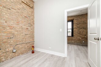 2450 S Oakley Ave in Chicago, IL - Building Photo - Building Photo