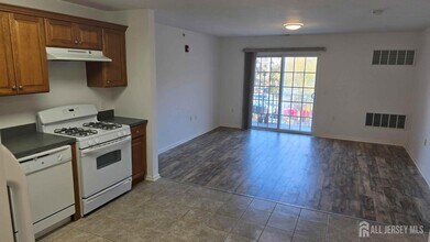 103 Liddle Ave in Edison, NJ - Building Photo - Building Photo