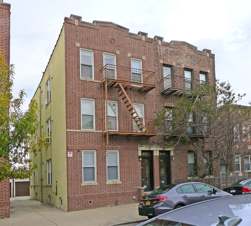 3068 37th St in Astoria, NY - Building Photo