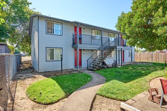 800 S 4th St in Independence, OR - Building Photo - Building Photo