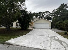 102 NW Carmelite St in Port St. Lucie, FL - Building Photo