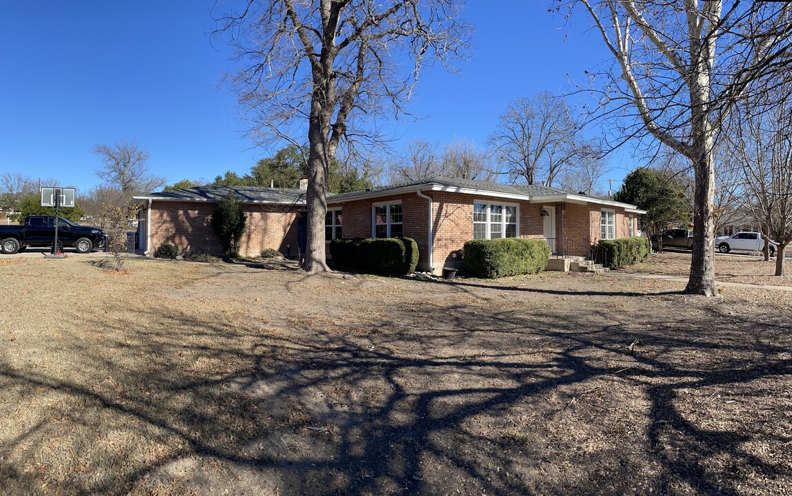 1208 Tanager St in Kerrville, TX - Foto de edificio