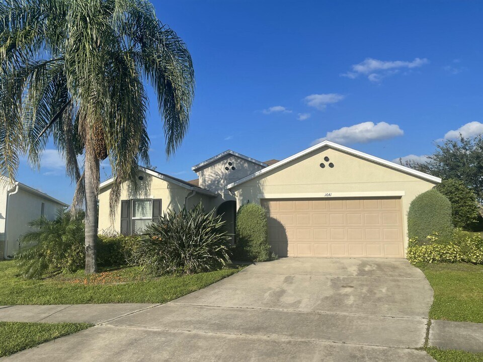 1641 Strathmore Cir in Mount Dora, FL - Building Photo