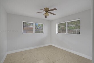1251 NE 150th St in Miami, FL - Foto de edificio - Building Photo