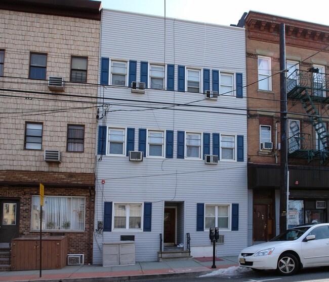 7104 Park Ave in North Bergen, NJ - Building Photo - Building Photo