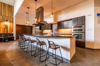 Ballard on the Park in Seattle, WA - Foto de edificio - Building Photo