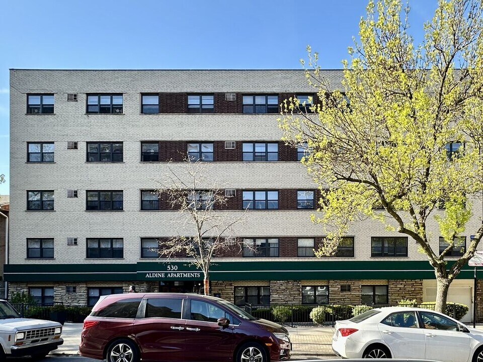 535 W Aldine Ave in Chicago, IL - Building Photo