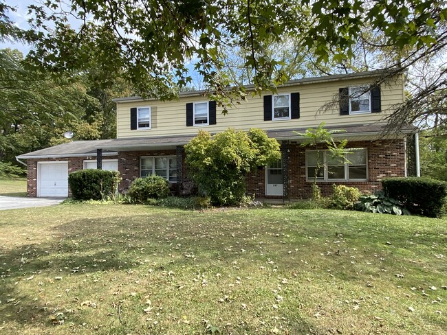 327 Griffith Dr in Douglassville, PA - Building Photo - Building Photo
