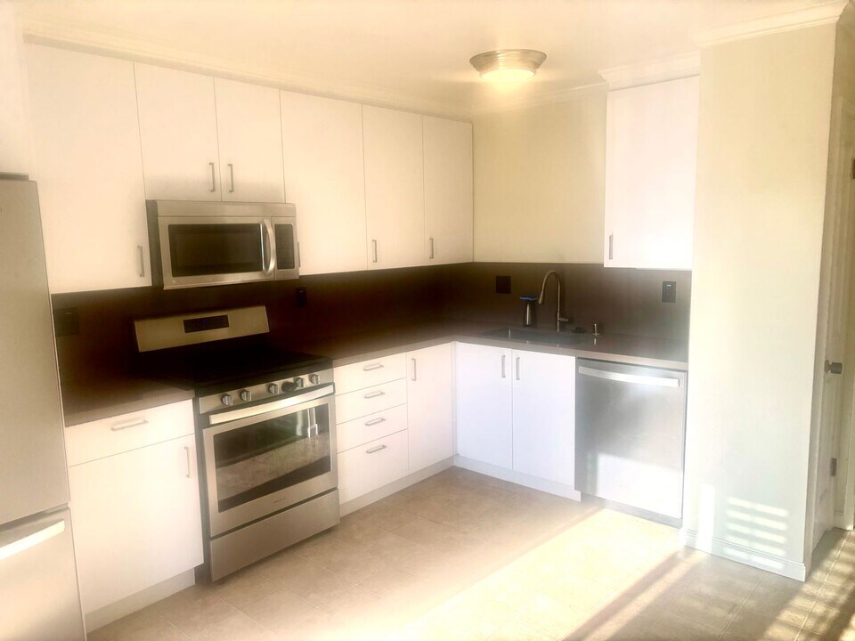 444 Richmond Dr in Millbrae, CA - Building Photo