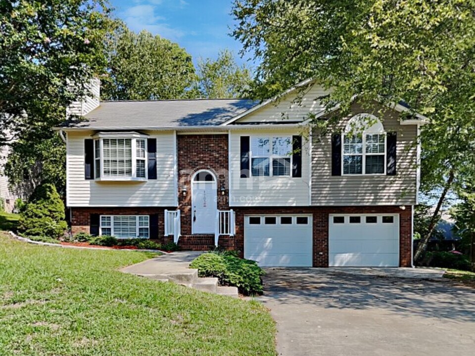 1703 Hunterwoods Dr in High Point, NC - Building Photo