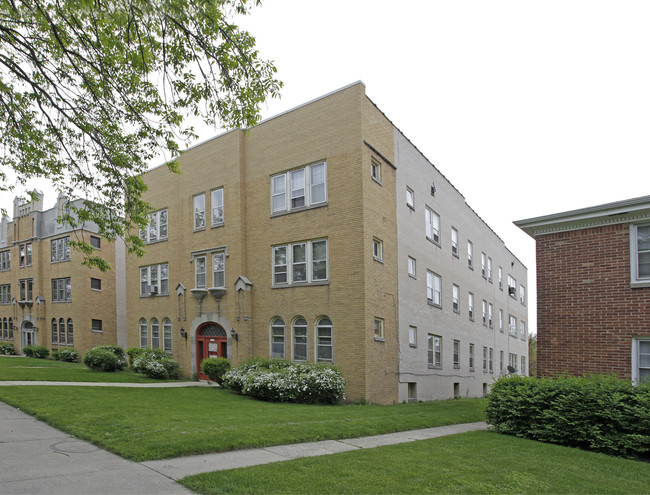 5511 W Martin Dr in Milwaukee, WI - Foto de edificio - Building Photo