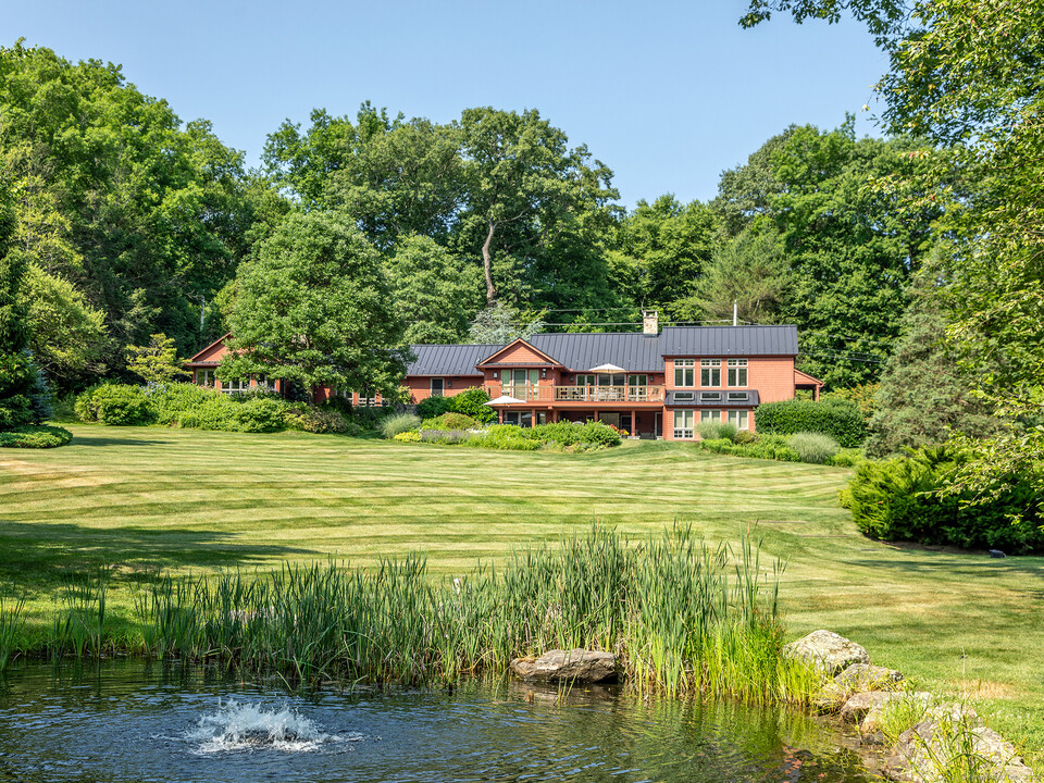 35 Schoolhouse Rd in Roxbury, CT - Building Photo