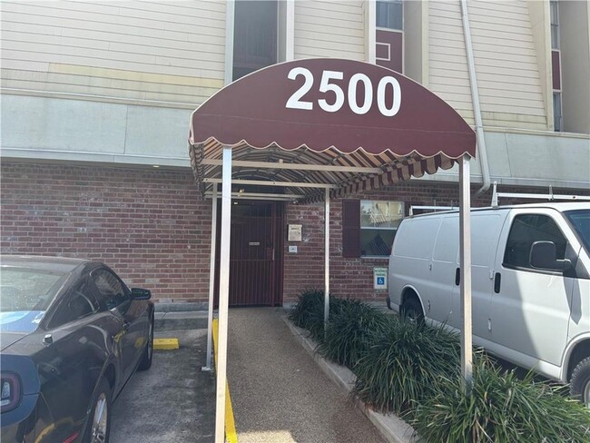 2500 Houma Blvd, Unit 204 in Metairie, LA - Foto de edificio - Building Photo