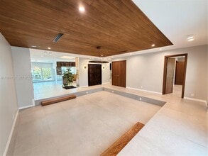 3200 NE 165th St in North Miami Beach, FL - Building Photo - Building Photo