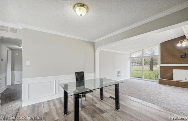 40960 W 10 Mile Rd in Novi, MI - Building Photo - Building Photo