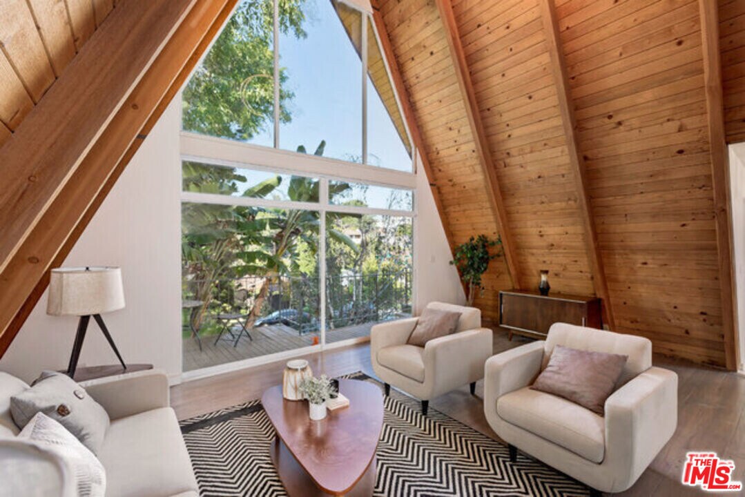 3237 Kelton Ave in Los Angeles, CA - Foto de edificio