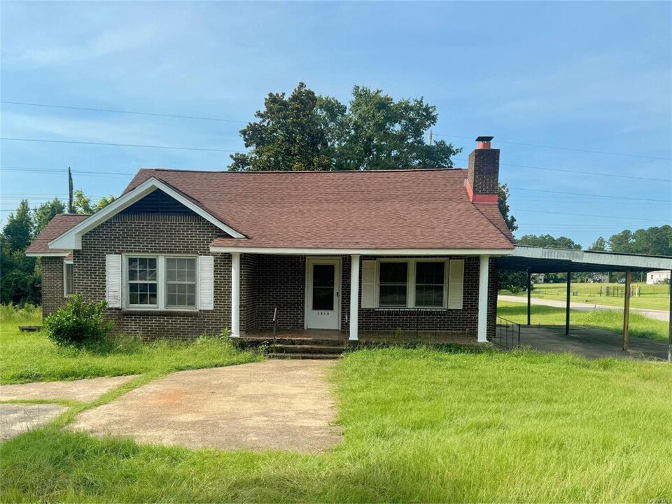 1319 Dexter Rd in Wetumpka, AL - Foto de edificio