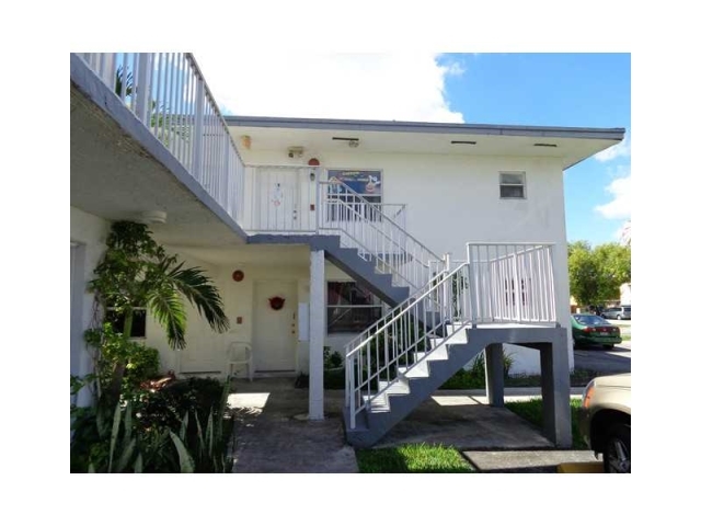 2300 W 66th Pl in Hialeah, FL - Building Photo