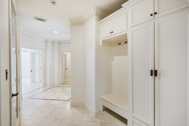 property at 407 W Bell St