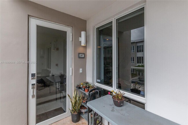 10245 NW 63rd Terrace in Doral, FL - Building Photo - Building Photo