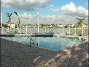707 NW 208th Dr in Pembroke Pines, FL - Building Photo - Building Photo