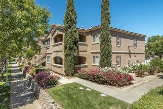 CASTELLINO AT LAGUNA WEST in Elk Grove, CA - Foto de edificio - Building Photo