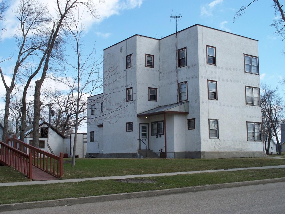 602 E 2nd St in Webster, SD - Building Photo