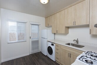 4923 Saratoga Ave in San Diego, CA - Building Photo - Building Photo