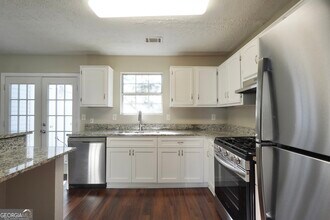 5702 Wells Cir in Stone Mountain, GA - Building Photo - Building Photo